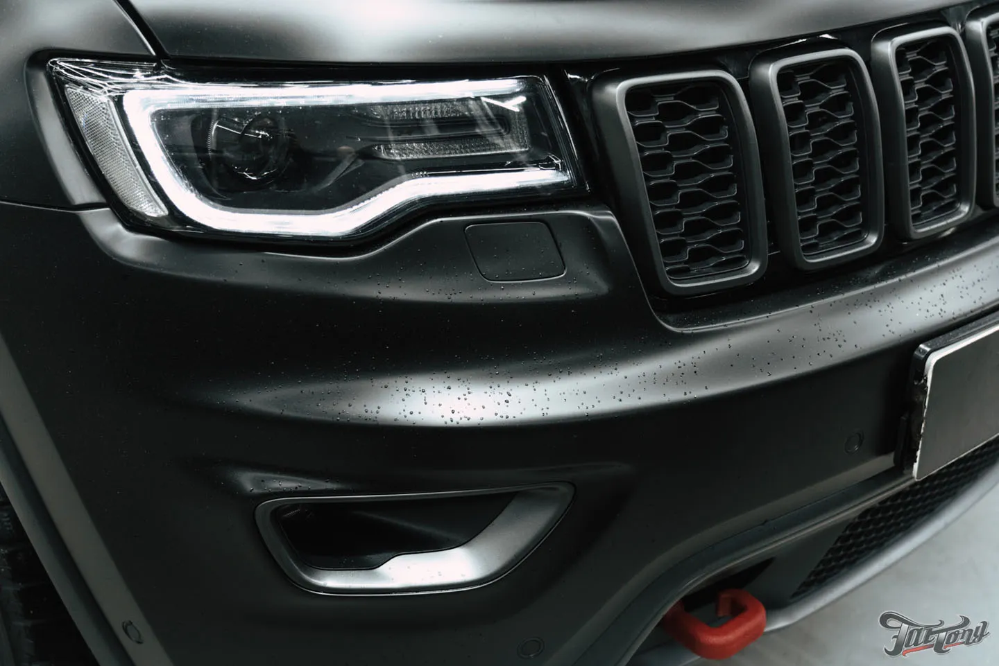 Работаем над Jeep Grand Cherokee Trailhawk постоянного гостя, часть 3: оклейка кузова матовым полиуретаном